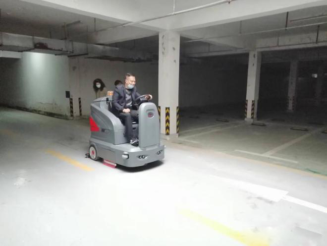 承德小区物业保洁不用人力改用驾驶式洗地机了